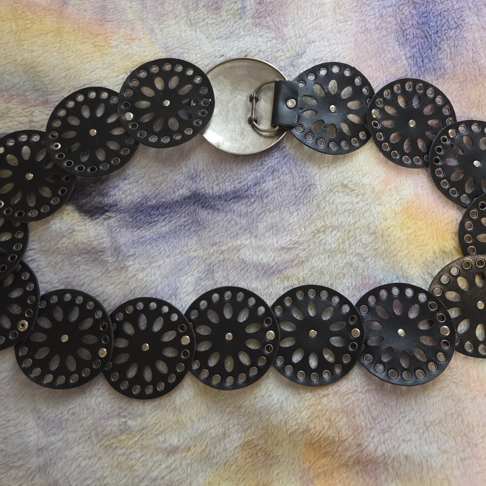 Western Black And Silver Flower Motif Belt - Picture 4 of 4